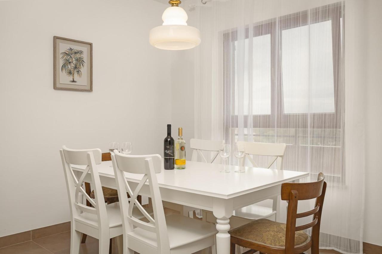Apartments Cesare With Shared Pool Ližnjan Extérieur photo