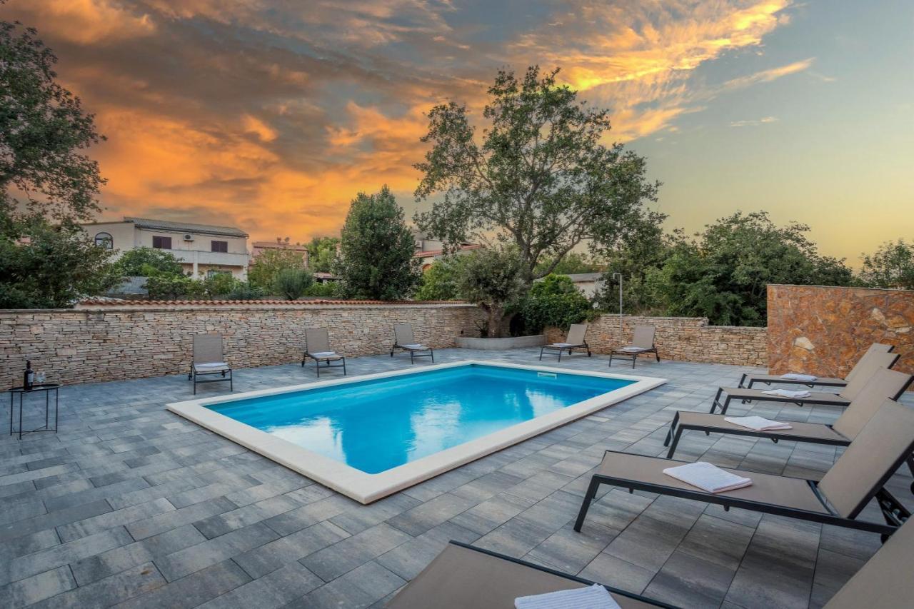 Apartments Cesare With Shared Pool Ližnjan Extérieur photo