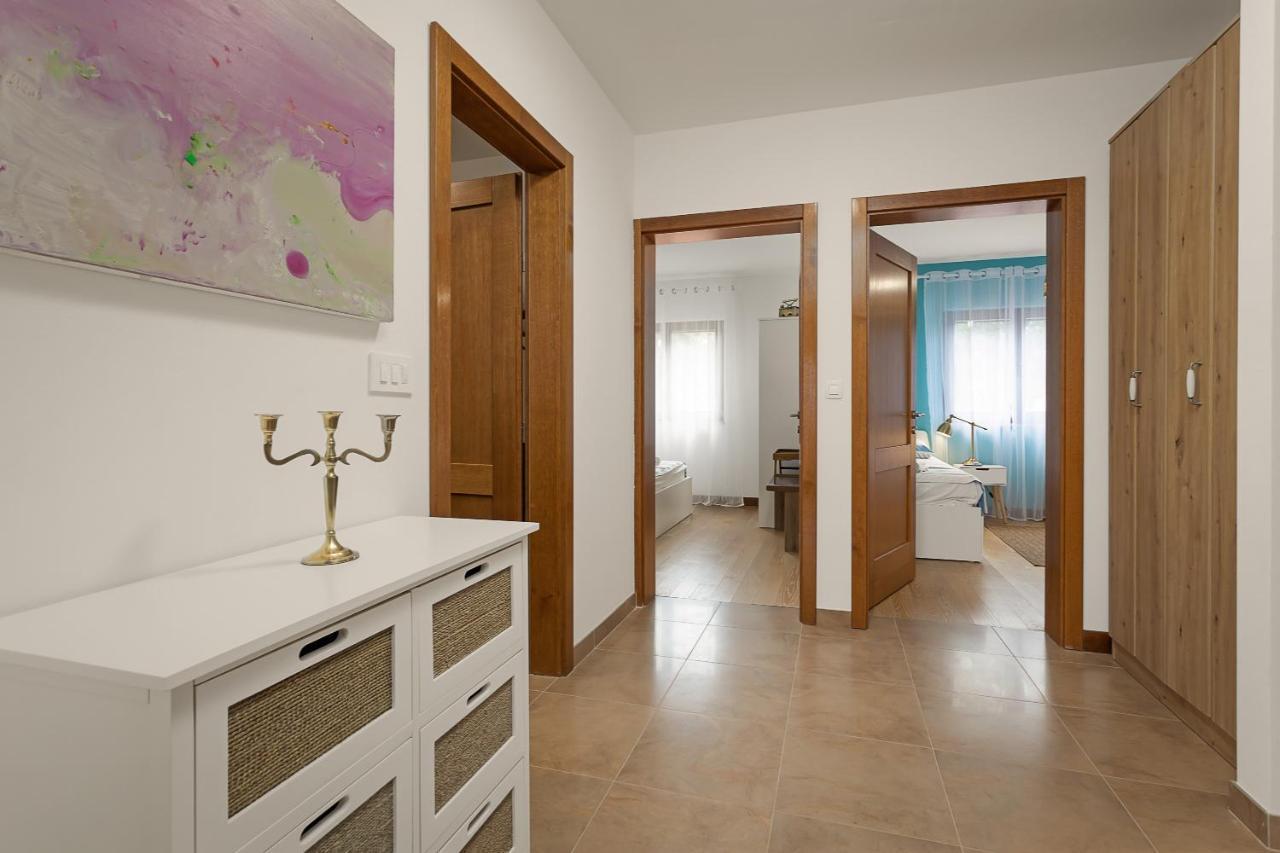 Apartments Cesare With Shared Pool Ližnjan Extérieur photo