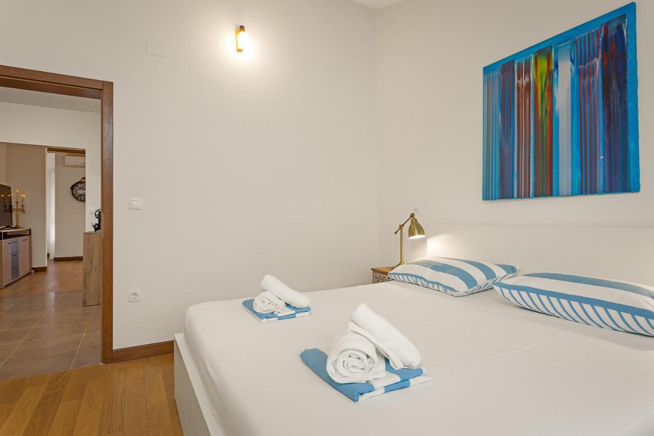 Apartments Cesare With Shared Pool Ližnjan Extérieur photo