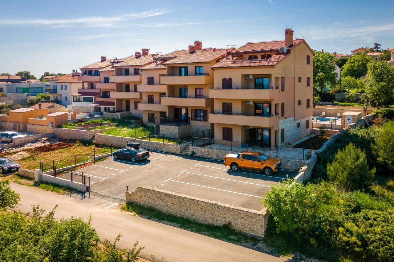 Apartments Cesare With Shared Pool Ližnjan Extérieur photo