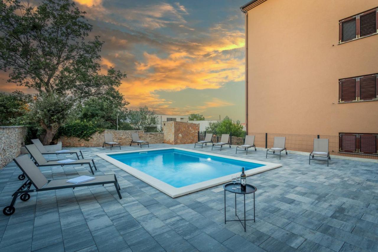 Apartments Cesare With Shared Pool Ližnjan Extérieur photo