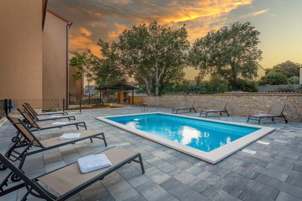 Apartments Cesare With Shared Pool Ližnjan Extérieur photo