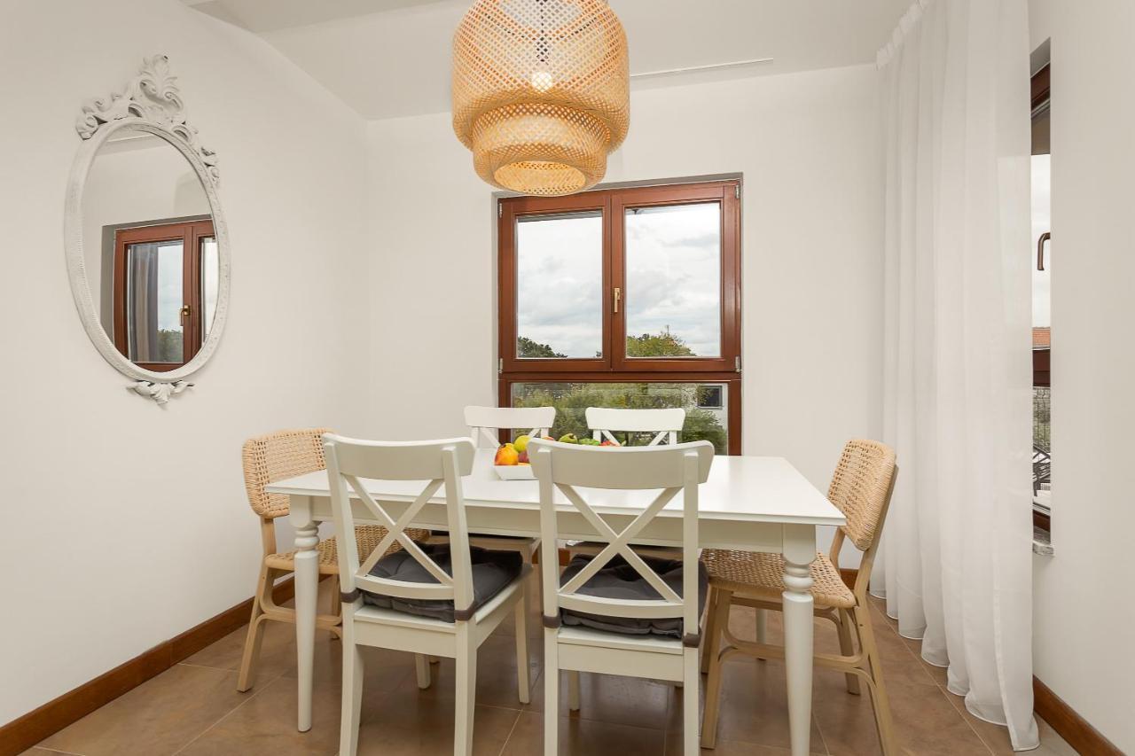 Apartments Cesare With Shared Pool Ližnjan Extérieur photo